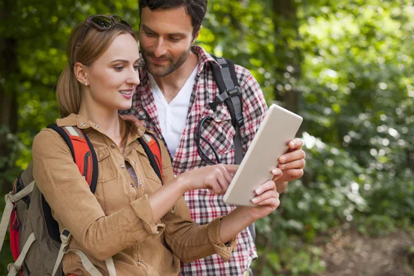 Par med digital tablet i resa — Stockfoto