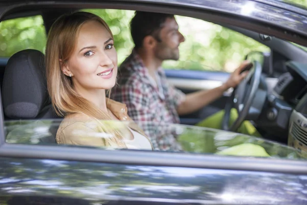 Pareja viajando en coche — Foto de Stock