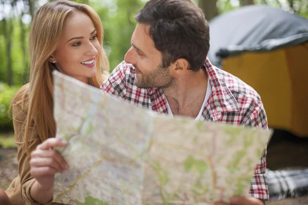 Pareja buscando su destino en el mapa — Foto de Stock