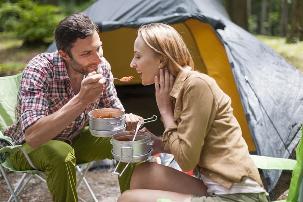 Paar eten diner op camping — Stockfoto