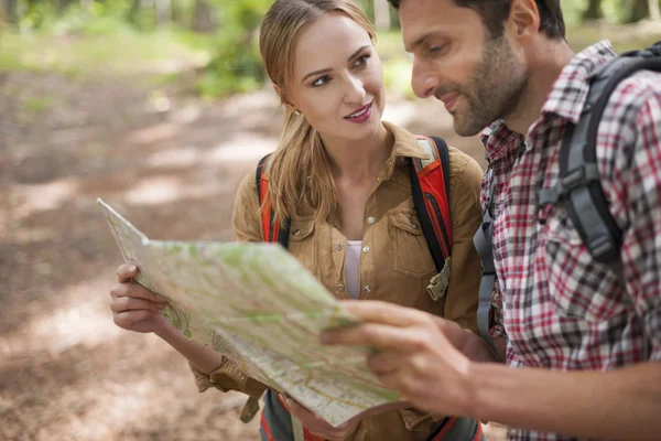 Casal procurando seu destino no mapa — Fotografia de Stock