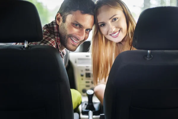 Couple traveling on car — Stock Photo, Image