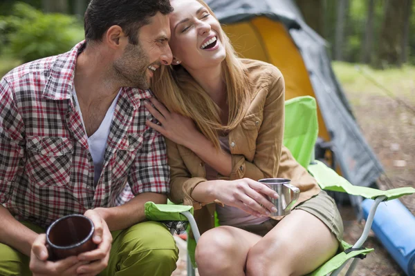 Koppel op kamperen in het bos — Stockfoto