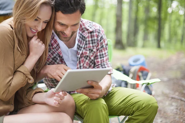 Para przy użyciu cyfrowego tabletu w podróży — Zdjęcie stockowe