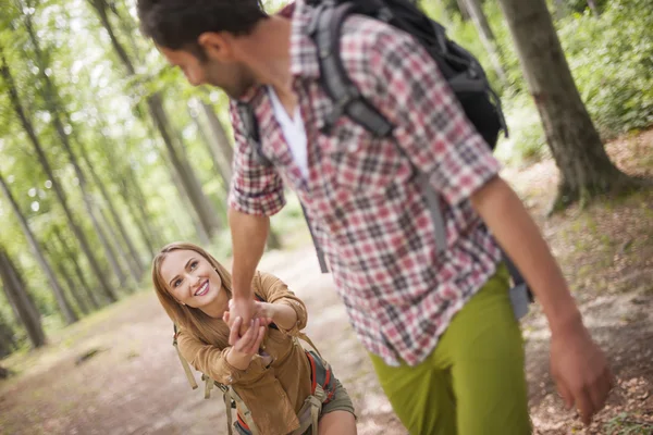 Casal acordando juntos na floresta — Fotografia de Stock