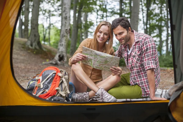 Couple planning their trip — Stock Photo, Image