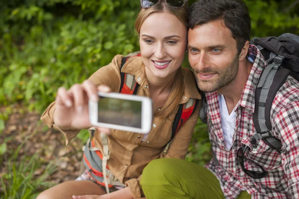 Pareja tomando selfie en el bosque —  Fotos de Stock