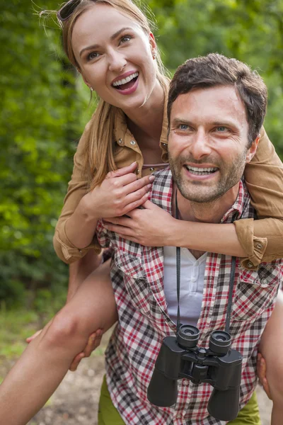 Glückliches Paar spaziert im Wald. — Stockfoto