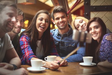 Kafede genç arkadaşlar