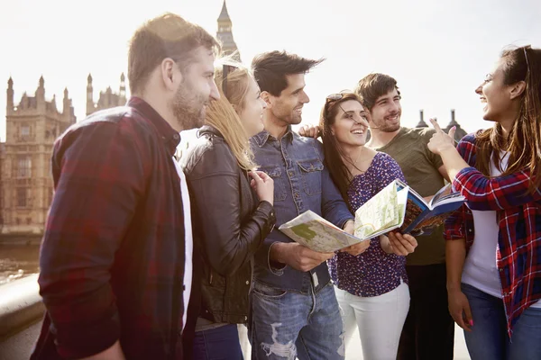 Jóvenes amigos viajando — Foto de Stock