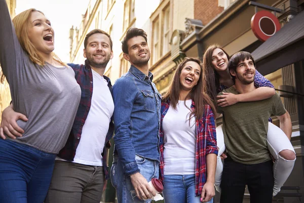 Jonge vrienden reizen — Stockfoto