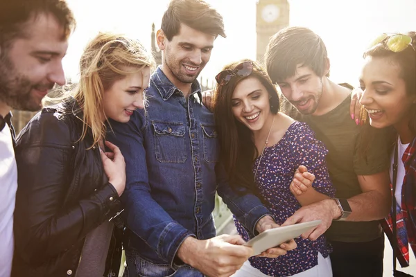 Jonge vrienden nemen selfie — Stockfoto