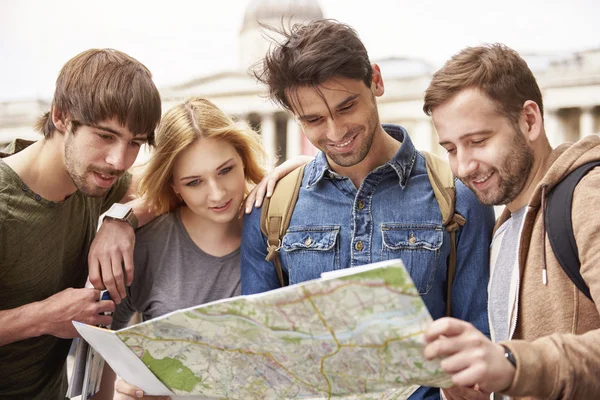 Jonge vrienden reizen — Stockfoto