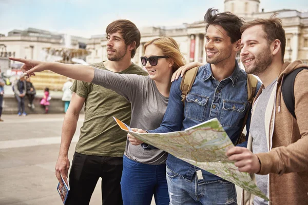 Young friends traveling — Stock Photo, Image