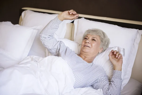 Reife Frau im Bett — Stockfoto