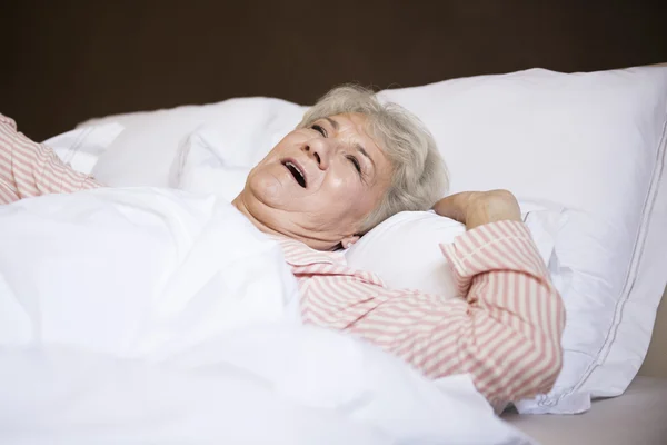 Mujer madura en la cama — Foto de Stock