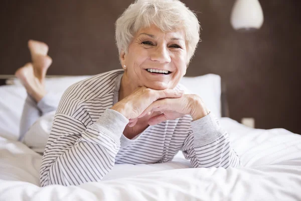 Зрелая женщина в постели — стоковое фото
