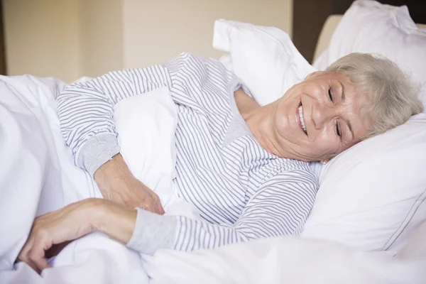 Reife Frau schläft — Stockfoto