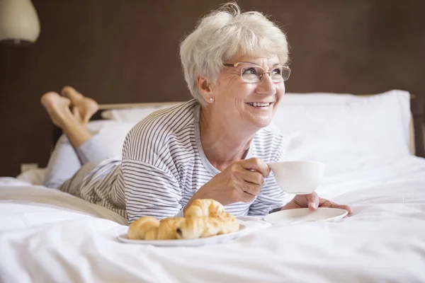 Volwassen vrouw eten ontbijt — Stockfoto