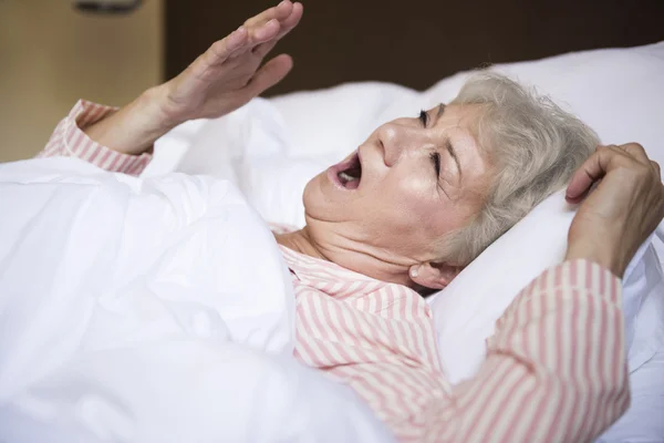 Mujer madura bostezando — Foto de Stock