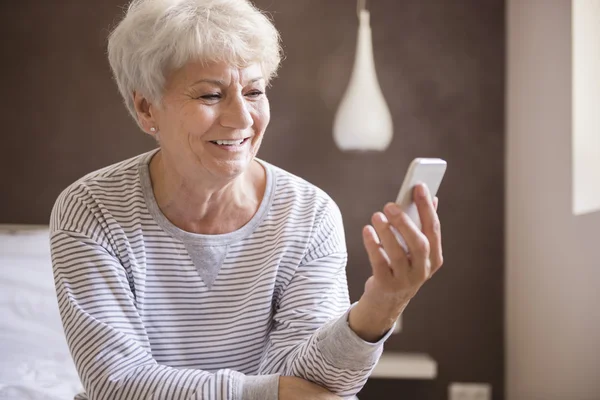 Reife Frau mit Smartphone — Stockfoto