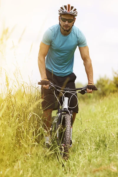 Ciclista en el paseo en bicicleta de verano —  Fotos de Stock