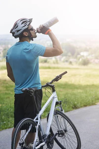 Fietser op de zomer fiets rijden — Stockfoto