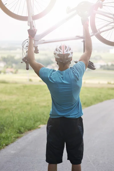 Ciclista en el paseo en bicicleta de verano — Foto de Stock