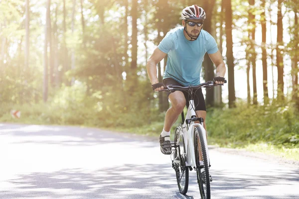 Cyklista na kole v létě — Stock fotografie