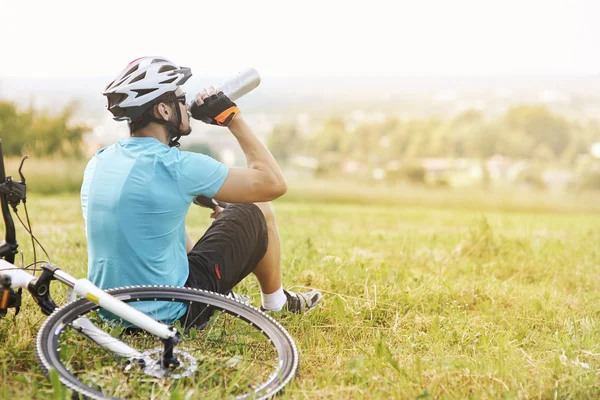Cyclist having a break from training — Stock Photo, Image