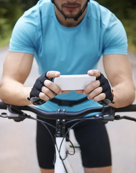 Hombre mensaje de texto antes de empezar a entrenar —  Fotos de Stock