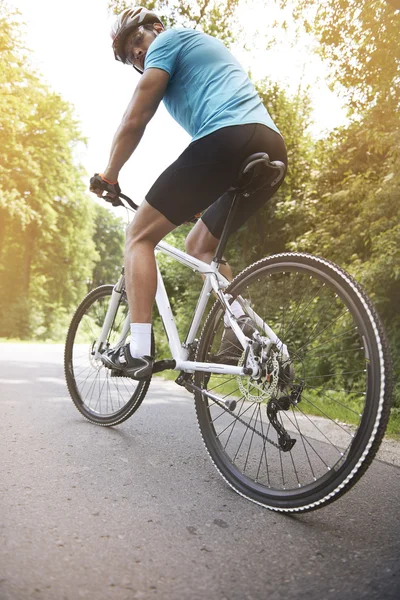 Hombre montando en una bicicleta — Foto de Stock