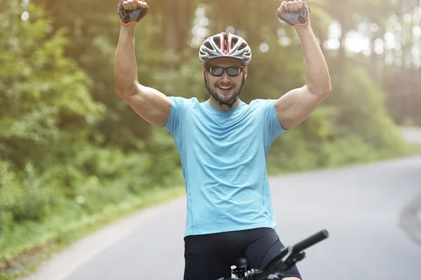 Glücklicher Radfahrer mit erhobenen Fäusten — Stockfoto