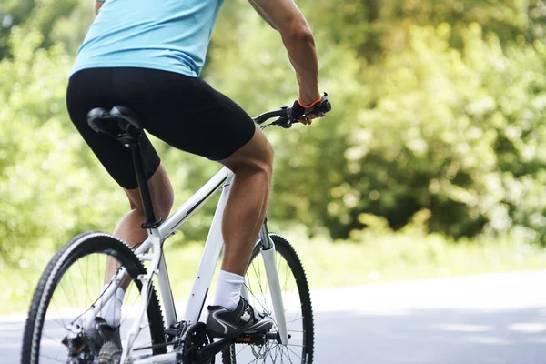 Mann auf Fahrrad unterwegs — Stockfoto