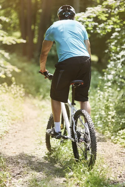 Homme chevauchant sur une route extrême — Photo