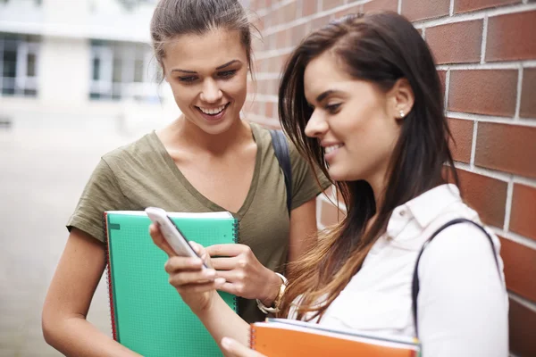 Jovens estudantes do sexo feminino — Fotografia de Stock