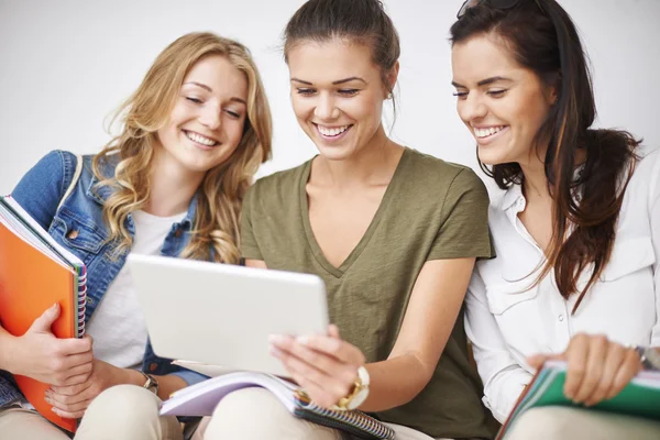 Jonge vrouwelijke studenten — Stockfoto