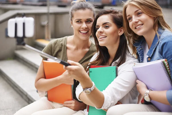 Mujeres estudiantes mientras que la educación — Foto de Stock