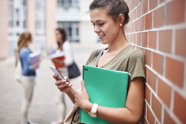 Kvinnlig student med telefon — Stockfoto