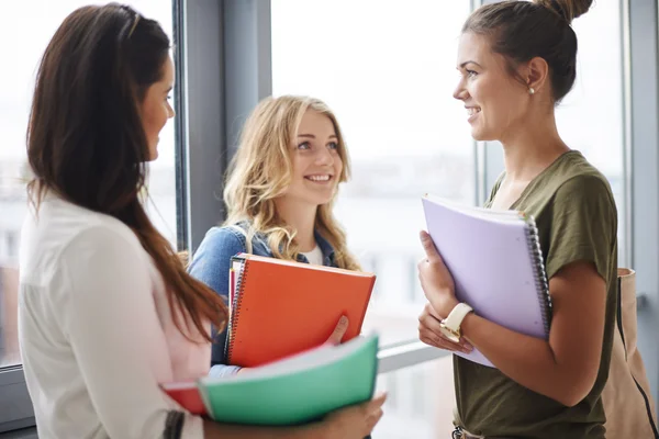 Estudantes do sexo feminino enquanto educação — Fotografia de Stock