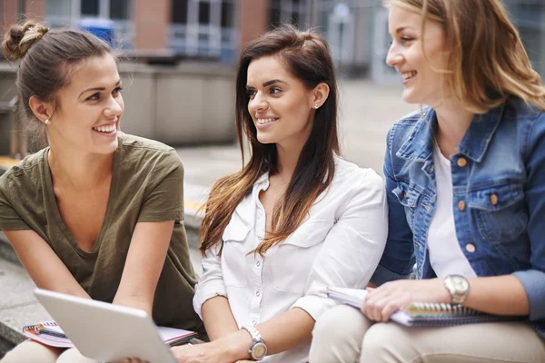 Estudantes do sexo feminino enquanto educação — Fotografia de Stock