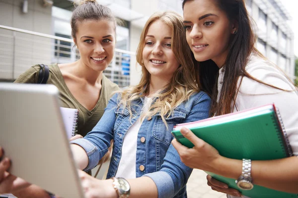 Mujeres estudiantes mientras que la educación —  Fotos de Stock