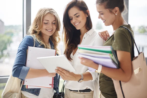 Vrouwelijke studenten met boeken — Stockfoto