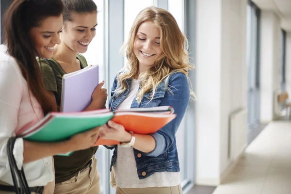 Kvinnliga studenter med böcker — Stockfoto