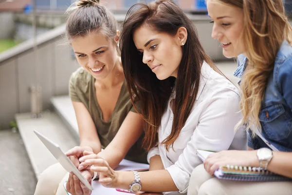 Kvinnliga studenter med böcker — Stockfoto