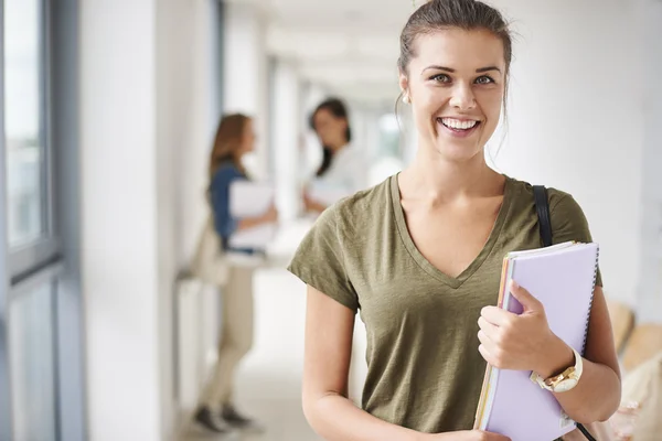 Sonriente estudiante femenina — Foto de Stock