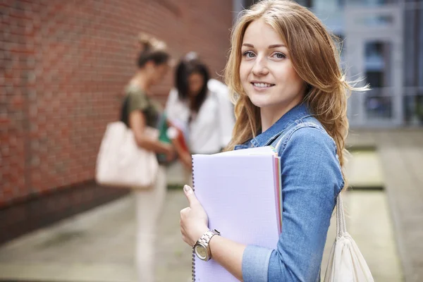 女学生在校园里 — 图库照片