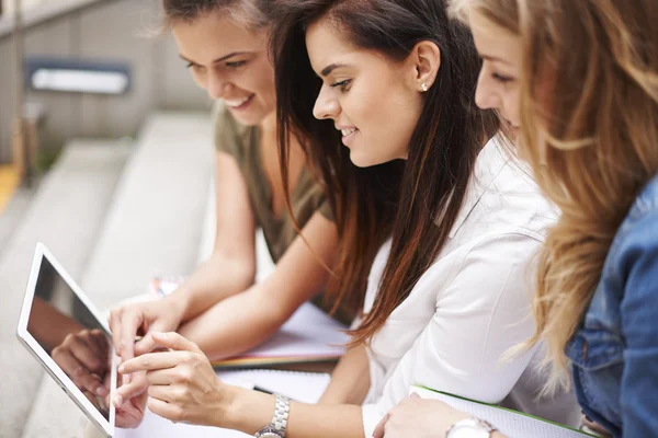 Studentky s tabletem — Stock fotografie