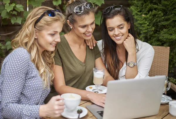 Mulheres que passam o tempo em conjunto com laptop — Fotografia de Stock