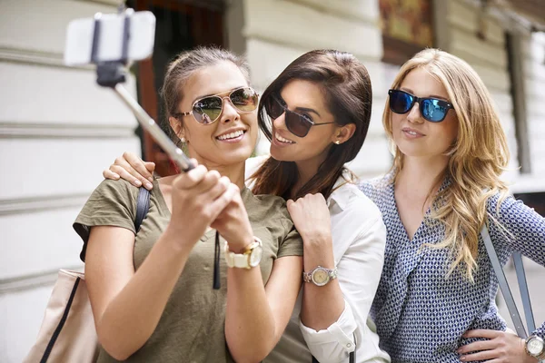 Meisjes poseren voor selfie — Stockfoto